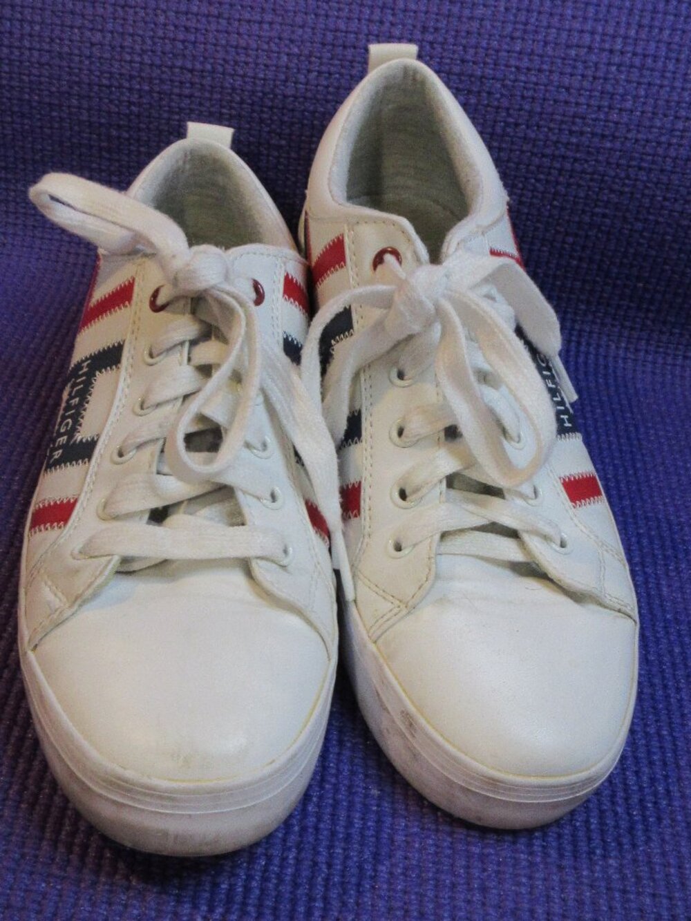 TOMMY HILFIGER SNEAKERS SIZE 7 1/2" IN PRE-LOVED CONDITION